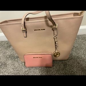 MICHAEL MICHAEL KORS
Jet Set Medium Multifunctional Leather Top-Zip Tote Bag